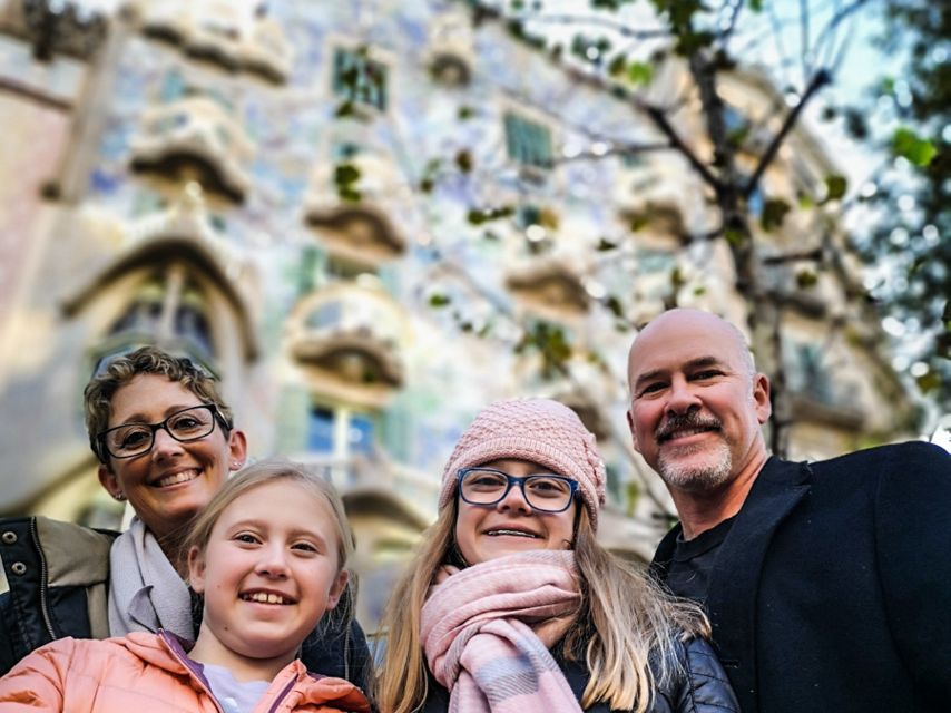 Sagrada Familia & Gaudi Guided Tour Private or Small Groups - Getting to Sagrada Familia by metro, then learning to look up