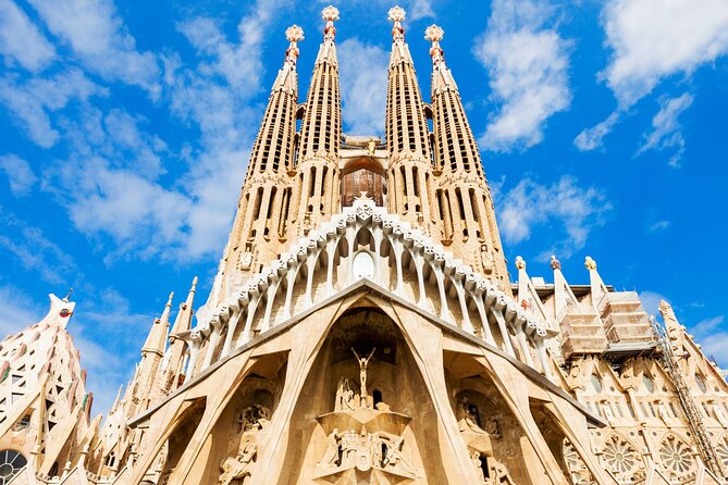 Sagrada Familia : Guided tour inside Skip the line! - Stop 2, inside the Basilica: light, stained glass, and the “mystical forest” roof