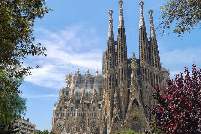 Sagrada Familia Guided Tour & Skip the Line Ticket in Barcelona - Headsets make a real difference inside the church