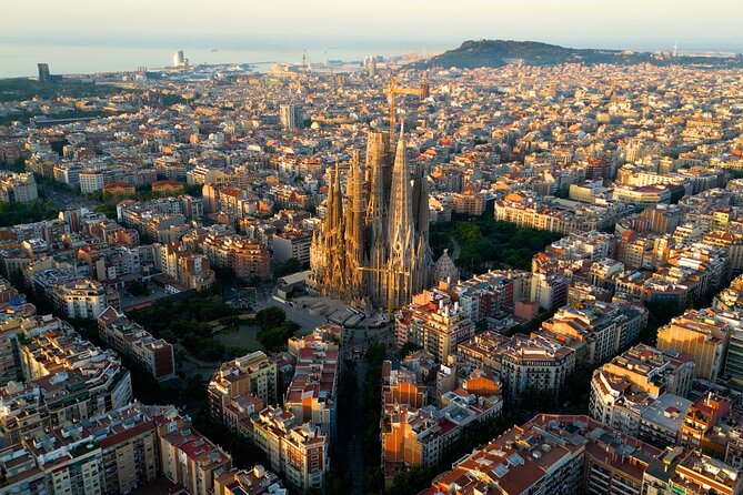 Sagrada Familia Guided Tour & Skip the Line Ticket in Barcelona - Group size: up to 30, so plan to stick with the flow