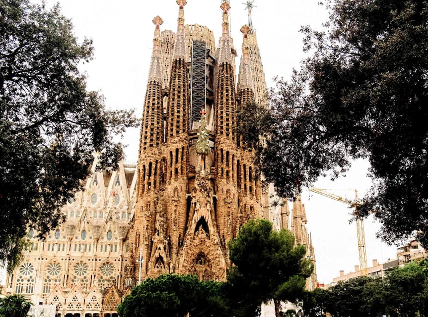 Sagrada Familia Guided Tour with Skip-the-Line Entry Ticket - Free Time in the Basilica: Use It for Photos and Personal Looking Up