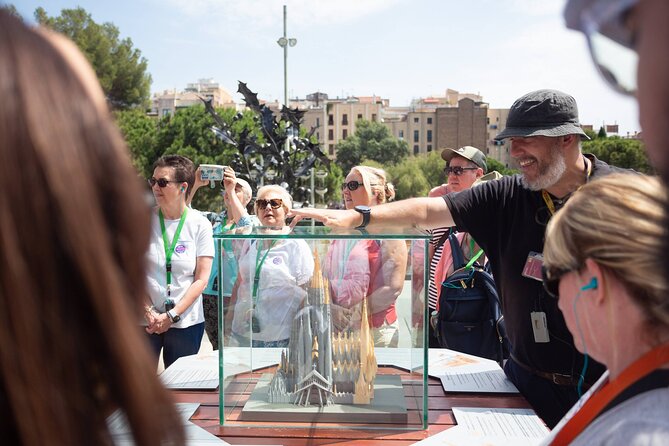 Sagrada Familia Guided Tour with Skip the Line Ticket - Free Time Inside, So You Can Explore at Your Own Speed