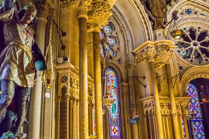 Sagrada Familia & Montserrat Small Group Tour with Hotel pick-up - Plaça Reial, plus the cathedral and smaller squares