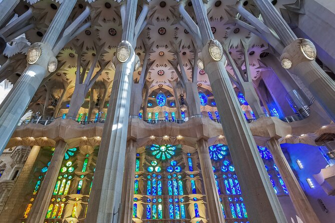 Sagrada Familia Small Group Guided Tour with Skip the Line Ticket - Timing tips: light, crowds, and how not to feel rushed