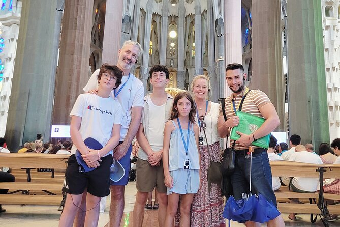 Sagrada Familia: Small Group Tour, hotel pick-up with Fast-Track - Guides at the Center: Jorge, Carla, and the Art of Staying on Track