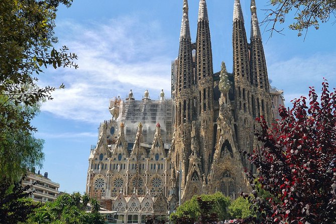 Sagrada Familia Small Group Tour with Skip the Line Ticket - Why this 90-minute Sagrada Familia tour is the smart move