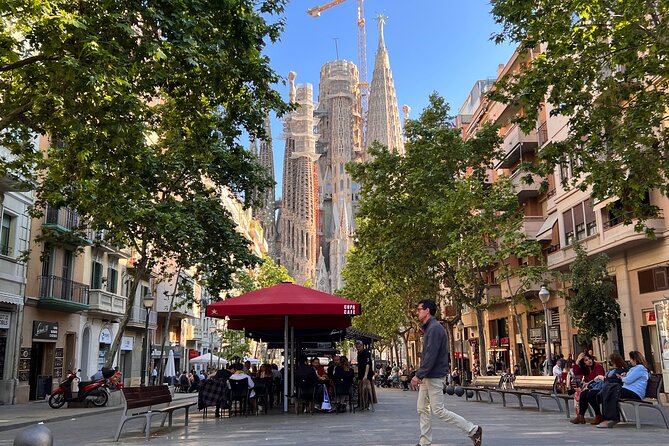 Sagrada Familia Tour with Express Entry and Local Guide - Languages, Group Size, and How the Experience Feels