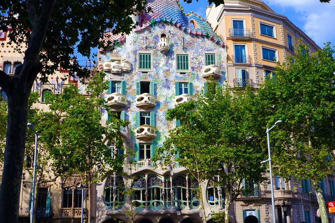 Self-Guided Audio Tour-The Surrealist Barcelona of Dalí and Gaudí - Plaza de Catalunya: omens talk and a quick reset point