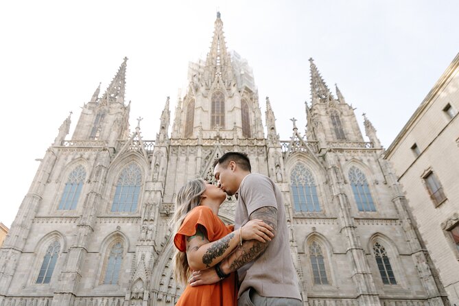 Shine in the Streets of Barcelona: cinematic & candid photos - Key Points at a Glance