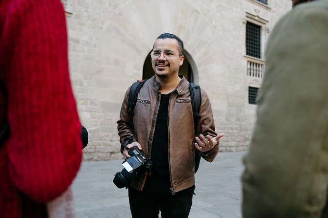 Shine in the Streets of Barcelona: cinematic & candid photos - Plaça del Rei: Staircases for Different Shot Styles