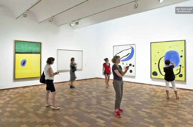 Skip-the-line access ticket to Fundación Miró - The crowd level and line expectations