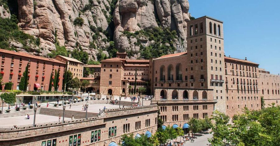 Skip-the-Line Barcelona & Montserrat Tour with Pick-up - Park Güell and skip-the-line timing: how to avoid the main trap