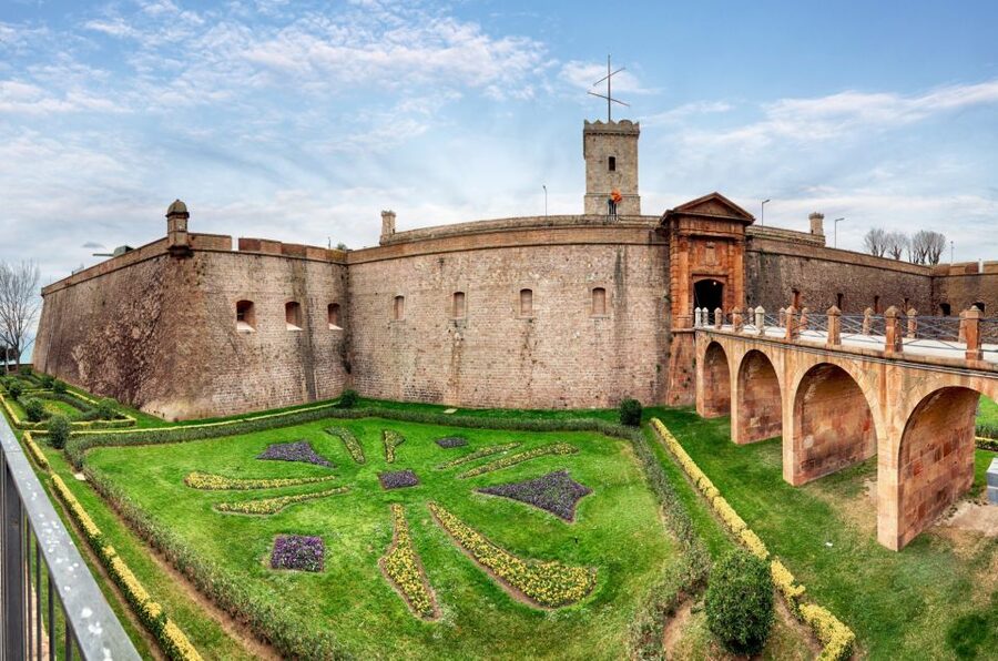 Skip-the-line Montjuïc Castle Tour with a Cable Car Ride - Inside the fortress: Catalan Revolt, sieges, and wars in order