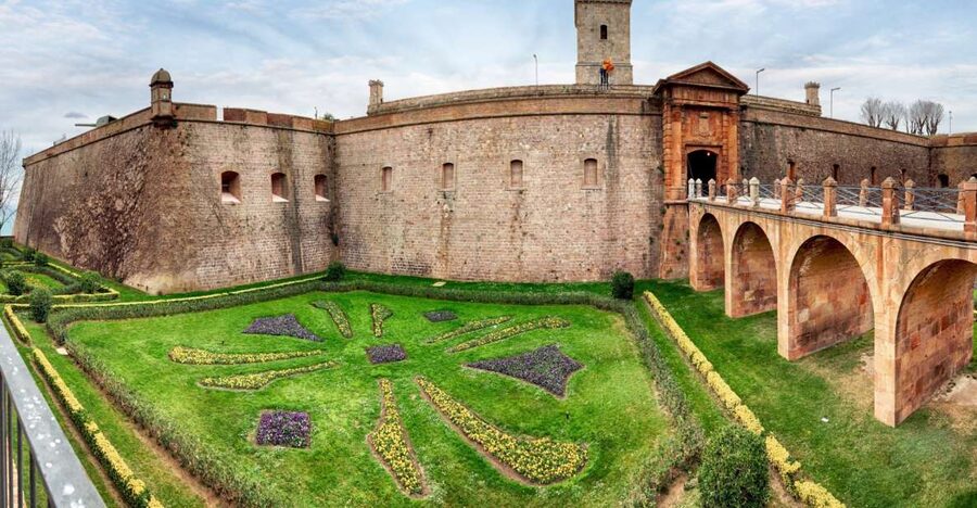Skip-the-line Montjuïc Castle Tour with a Cable Car Ride - The private guide factor: what great guides actually do