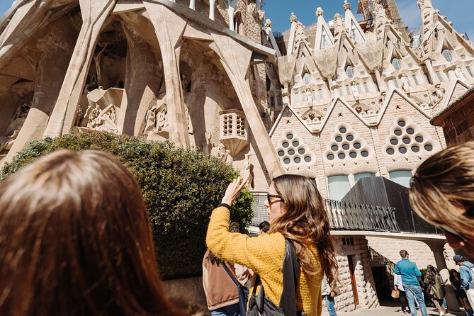 Skip the Line Sagrada Familia Guided Tour & Optional Cava Upgrade - Museum highlights and the crypt where Gaudí is buried