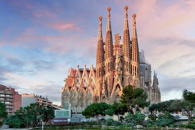 Skip the Line Sagrada Familia Guided Tour & Optional Cava Upgrade - Dress code and ID rules, so you do not lose entry at the door