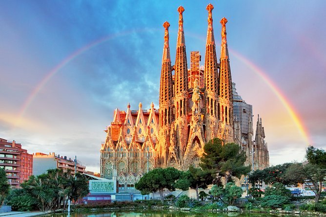 Skip The Line Sagrada Familia Small Group Tour - Entering the Basilica de la Sagrada Familia with a guide who sets the frame