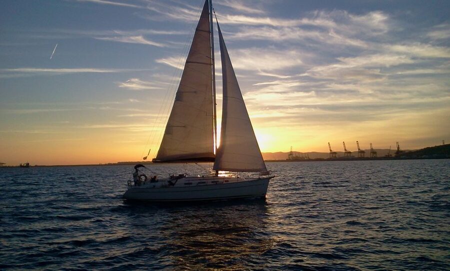Sunset Sailing Experience in Barcelona - Photo and comfort tips that make sunset sailing easier