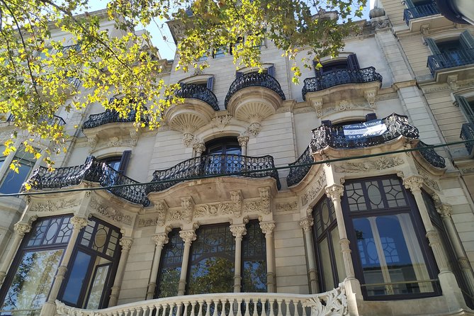 The Story of Gaudi and Modernism Private Walking Tour - The Casa Batllo inside stop, and how to use the 10 minutes well