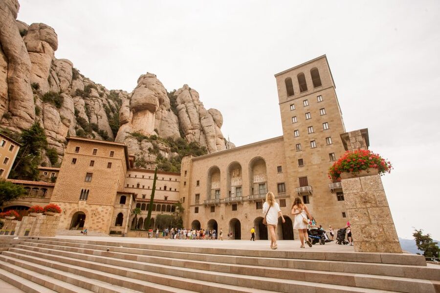 Trans Montserrat: Return Ticket and Audiovisual Exhibit - Crowds and timing: how to avoid the standing train problem
