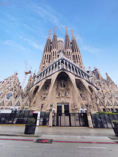 Tur Barcelona în Română - Meeting at Plaça de Catalunya, and why it’s a smart starting spot