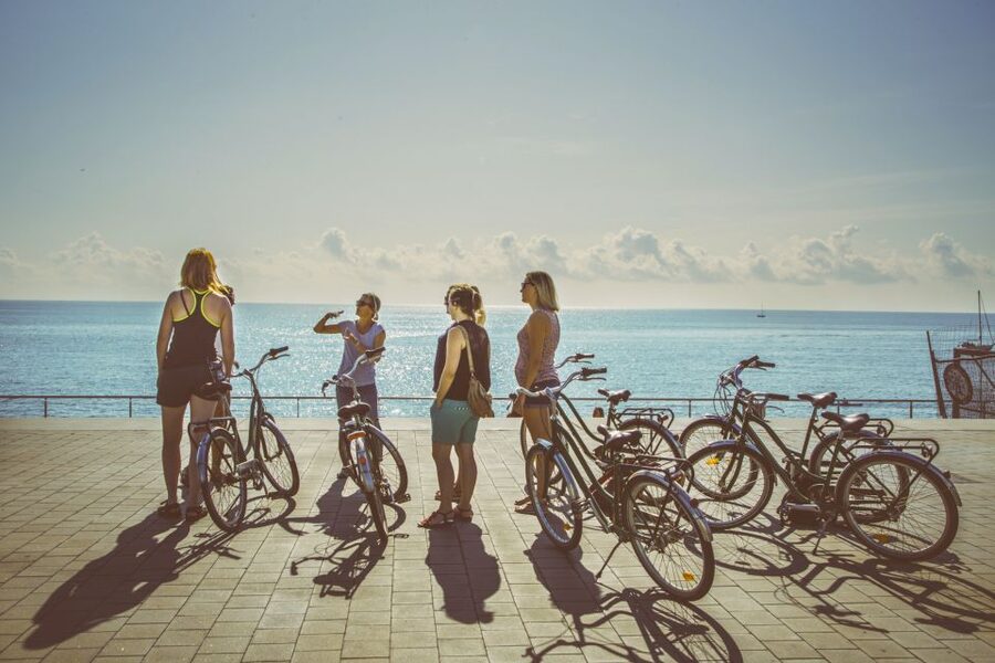 Unusual Barcelona Bike Tour in French - Getting started at Carrer de Guatemala 9, and why timing matters