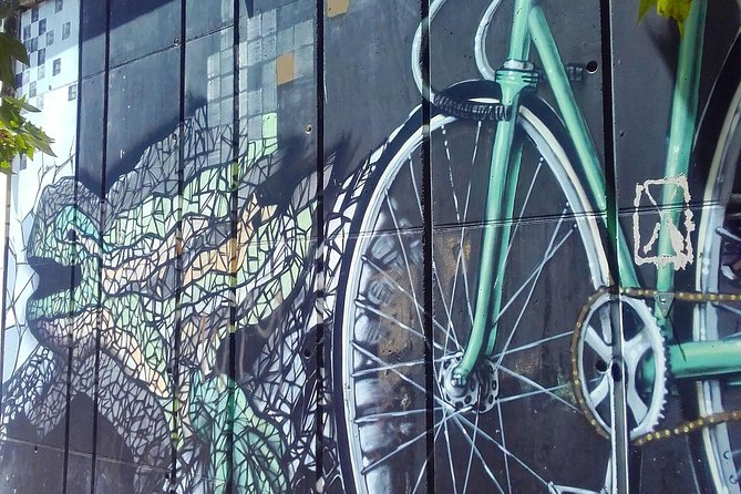 Visite insolite de Barcelone à vélo (en français) - Port Olímpic and the stakes of JO’92