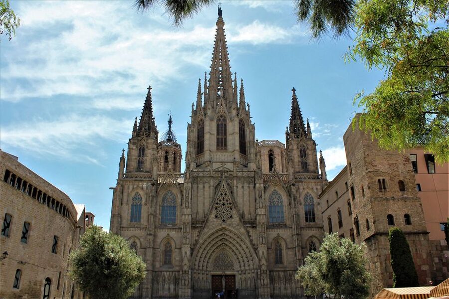 Walking Tour Gothic Quarter and Ramblas+Boat Trip - Walking Gothic Quarter streets that actually make sense