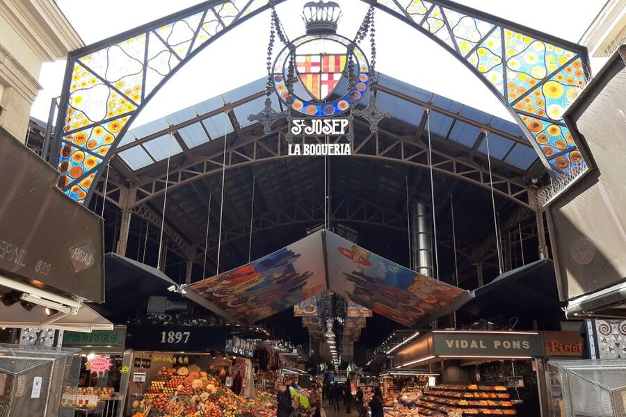 Walking Tour Gothic Quarter and Ramblas+Boat Trip - Calle del Bisbe to Sant Felip Neri, plus the old Jewish Quarter walk