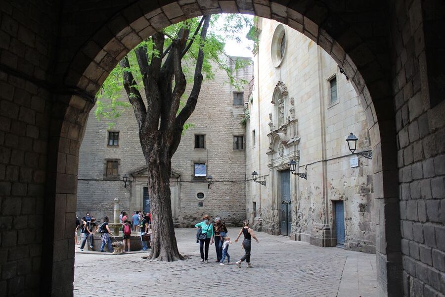 Walking Tour Gothic Quarter and Ramblas+Boat Trip - Seeing Palau Güell before the sea, Gaudí in the flow of everyday streets