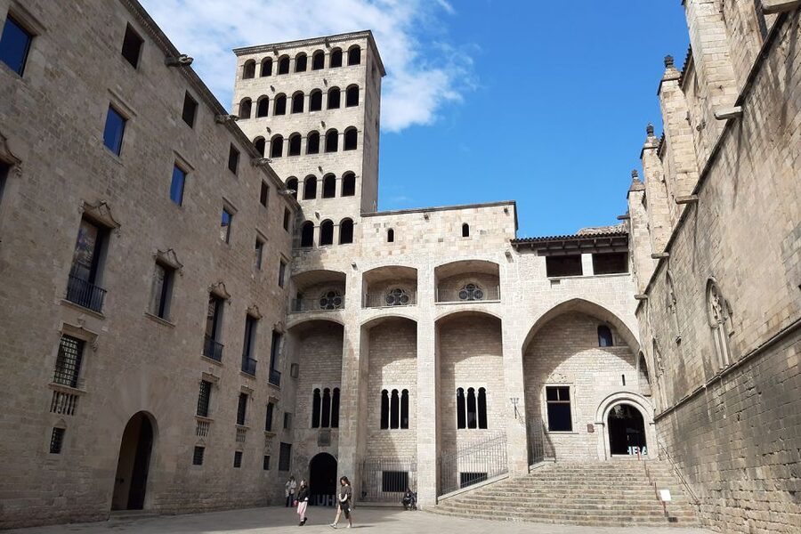 Walking Tour Gothic Quarter and Ramblas+Boat Trip - Starting at Plaça de Carles Pi i Sunyer, and why the meeting point helps