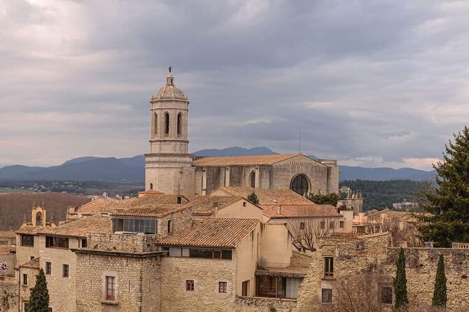 Walking Tour in Girona History and Gastronomy with Tasting - Passeig de la Muralla: walking the walls, then climbing for the view