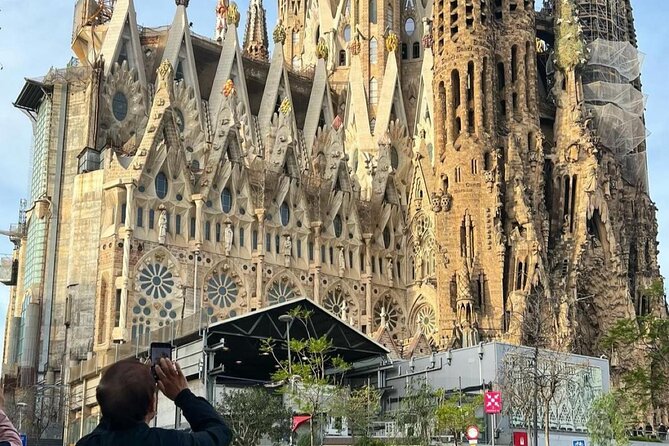Wonders of Gaudi: Park Guell & Sagrada Familia Private Tour - Getting picked up, and how the transfers actually feel
